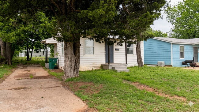 Building Photo - Modern Living Meets Endless Outdoor Potential