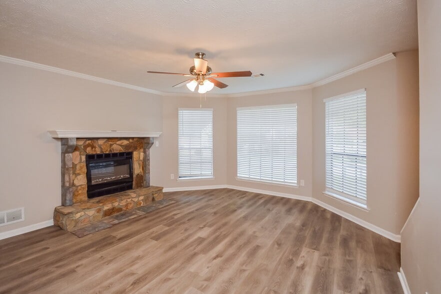 Building Photo - 1053 Mainstreet Lake Dr