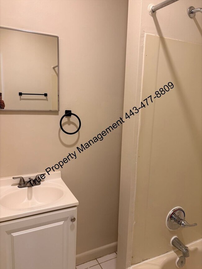 Building Photo - Spacious 3BR Home with Central A/C, 1.5 Baths & Unfinished Basement – Available Now!