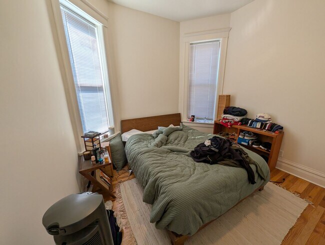 Building Photo - Spacious and renovated 3 BR in Wicker Park with great vintage touches!