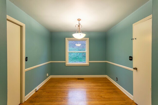 Building Photo - Fantastic 3/2 East Nashville w/ Bonus Room & Sunroom!