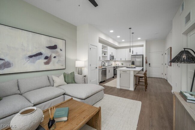 Building Photo - 8552 Collier Blvd