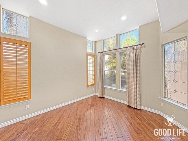 Building Photo - Spacious Torrey View Home with Flexible Floorplan in Gated Community