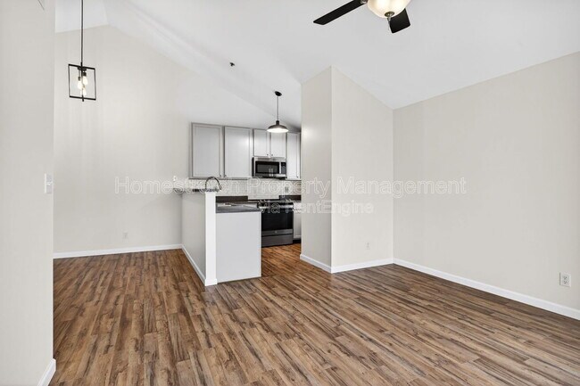 Building Photo - 531 Saravalle Dr