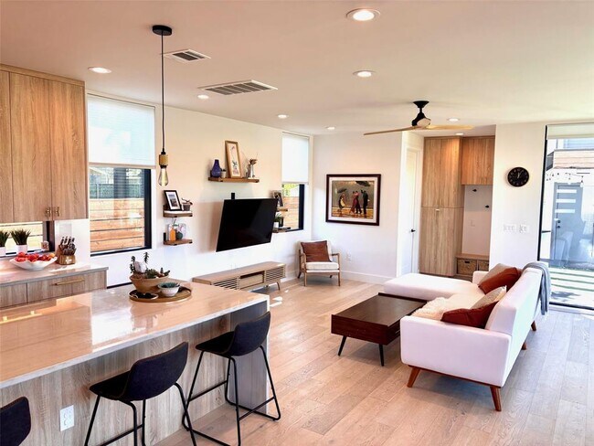 Building Photo - 1901 Hamilton Ave