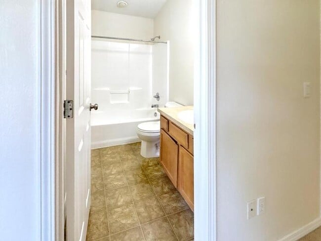 Building Photo - Spacious 3-Bedroom Townhome with Convenien...