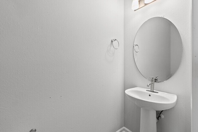 Building Photo - Contemporary Townhouse in East Village!