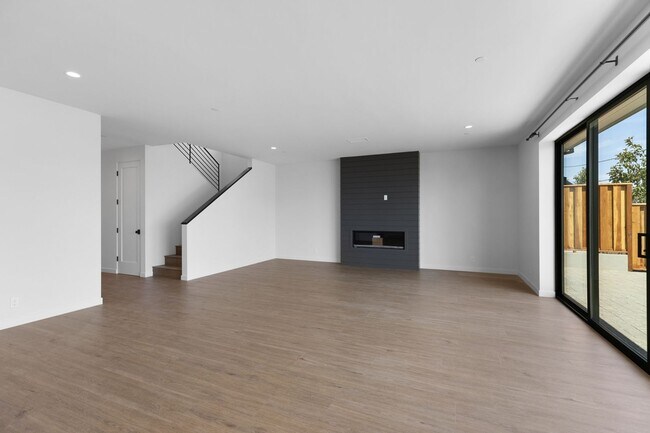 Building Photo - Modern Coastal Lease in Top of the World