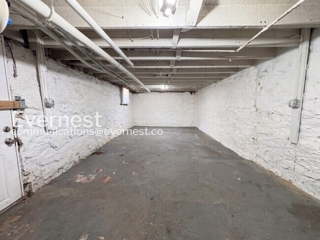 Building Photo - 3 Bed/1.5 Bath Townhome with fenced yard and deck/ Available Now!