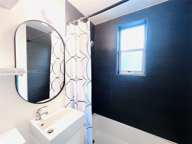 Building Photo - 1525 Meridian Ave