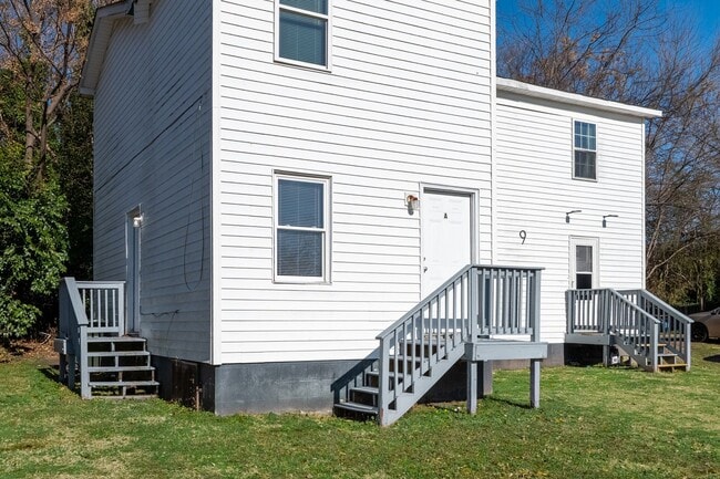 Building Photo - 2 Bedroom Duplex: Available Now