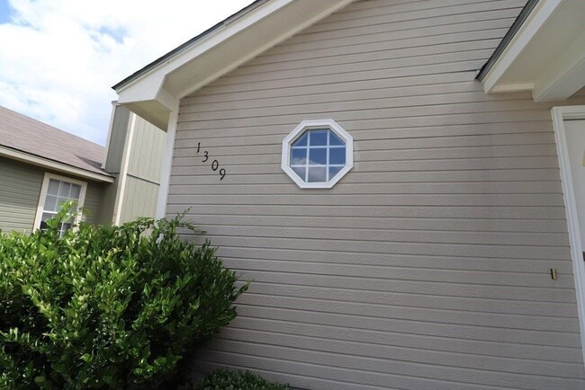 Building Photo - Cozy Retreat: Charming 3-Bedroom Home with Cul-de-Sac Location in Valdosta, GA