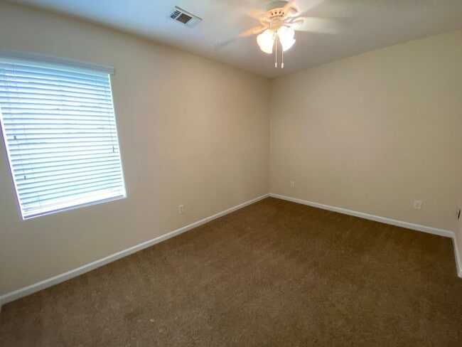 Building Photo - LEASING FOR AUGUST 2025! FENCED IN YARD!!