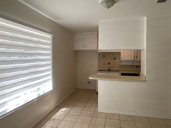 Building Photo - ***$500 off First Full Months rent with mo...