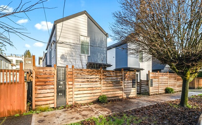 Building Photo - 1040 S Donovan St