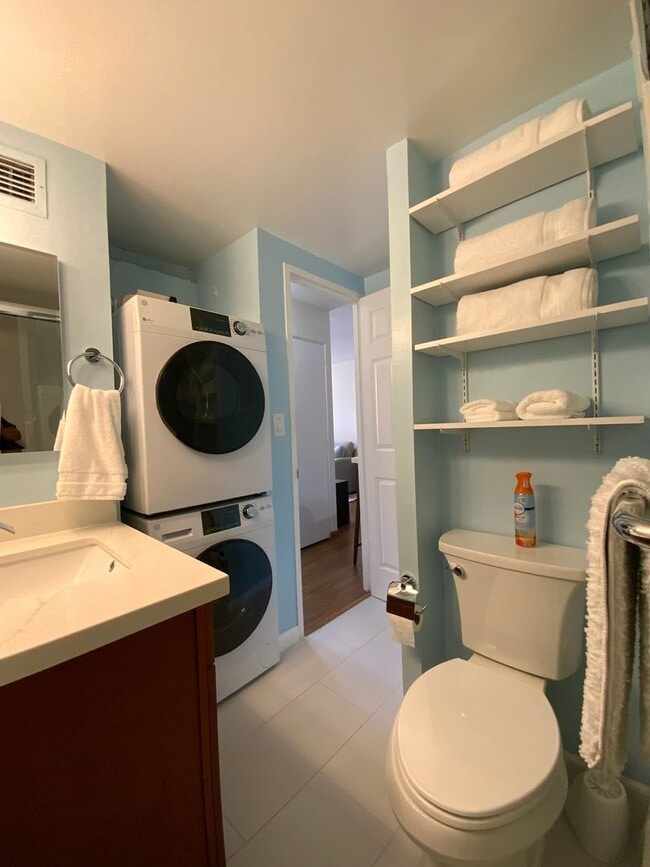 Building Photo - FULLY FURNISHED 1 BEDROOM/1 BATH IN HONOLULU