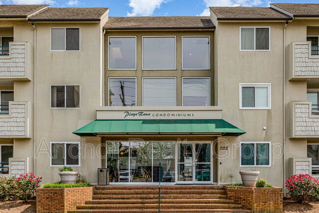 Building Photo - 304 28th St