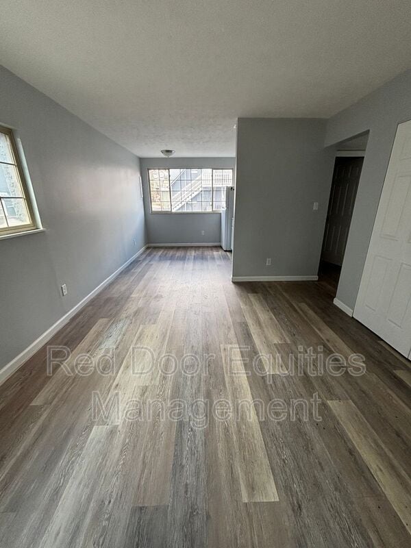 Building Photo - 117 W Walnut St