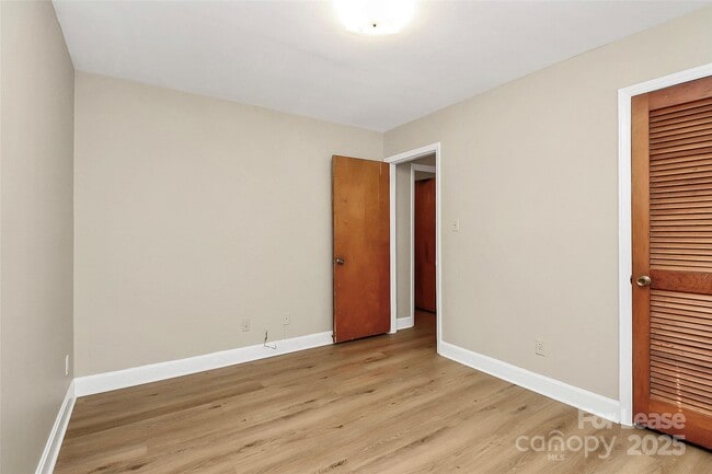 Building Photo - 3728 Dresden Dr E