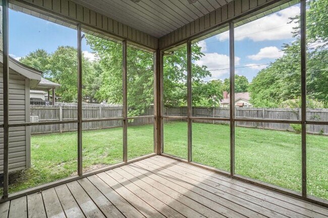 Building Photo - 1403 W Maplewood St