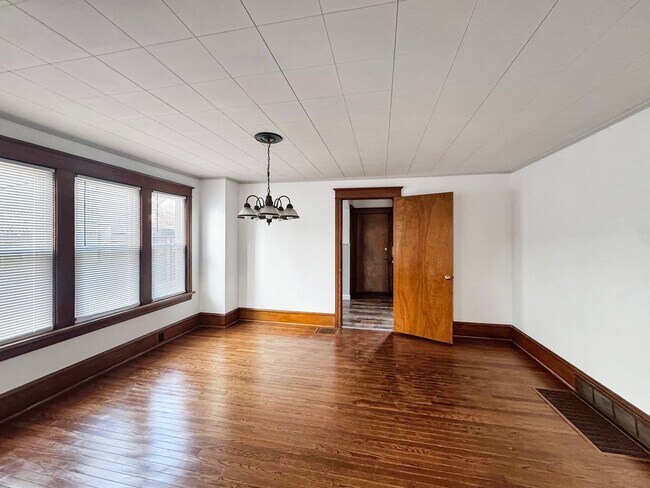 Building Photo - 1012-1014 Louisa St