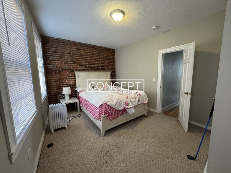 Building Photo - 82 Phillips St