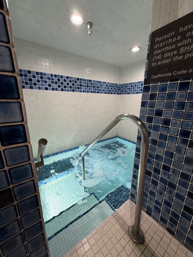 Building Photo - Top floor, 1 Bedroom, 1 Bath Condo in Ston...