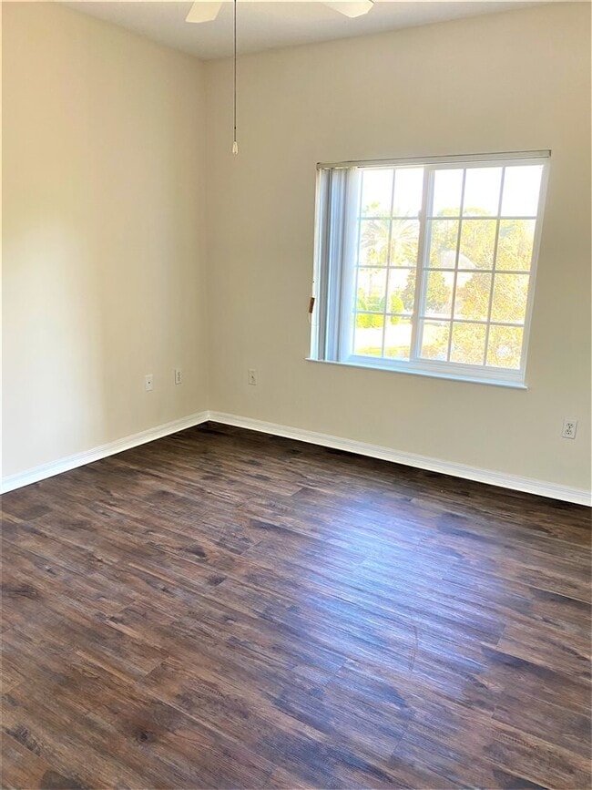 Building Photo - 625 Fairway Dr