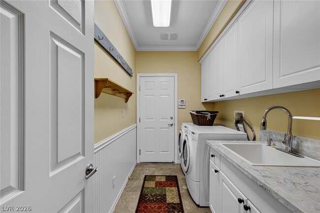 Building Photo - 724 Pinnacle Heights