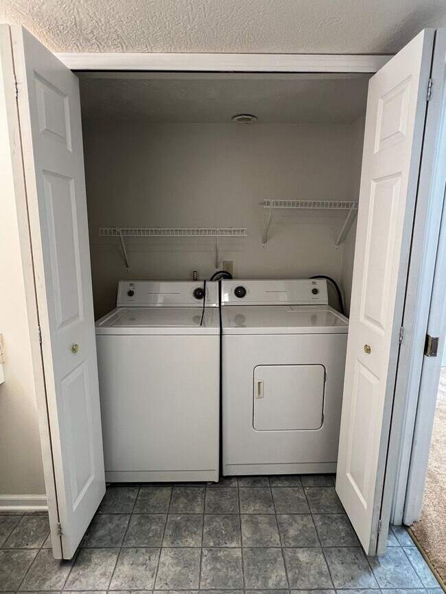 Building Photo - Downtown 2-Bdr 2-Bth Condo - First Floor -...