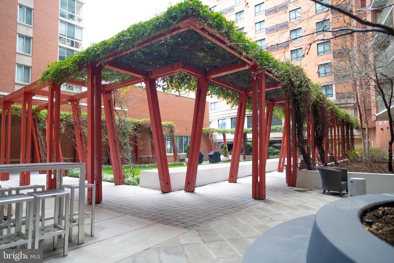 Courtyard - 1000 New Jersey Ave SE