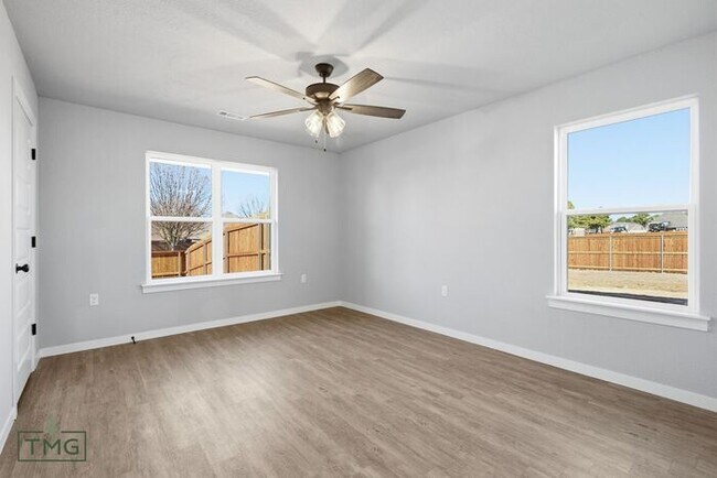 Building Photo - Lawn Care Included! Fully Updated 2 Bed / 2 Bath Duplex – Prime Broken Arrow Location!