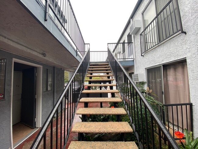 Building Photo - 3030 Valle Vista Dr
