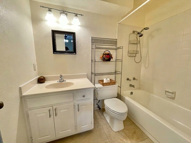 Attached Guest Bathroom - 112 Lachite