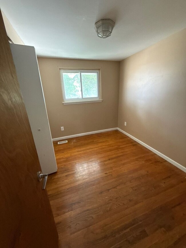 Building Photo - 4 Bedroom home in Clinton Township