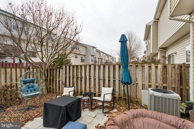 Building Photo - 2261 Forsythia Dr