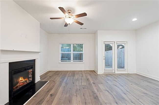 Building Photo - 5820 Calle Vis Dr