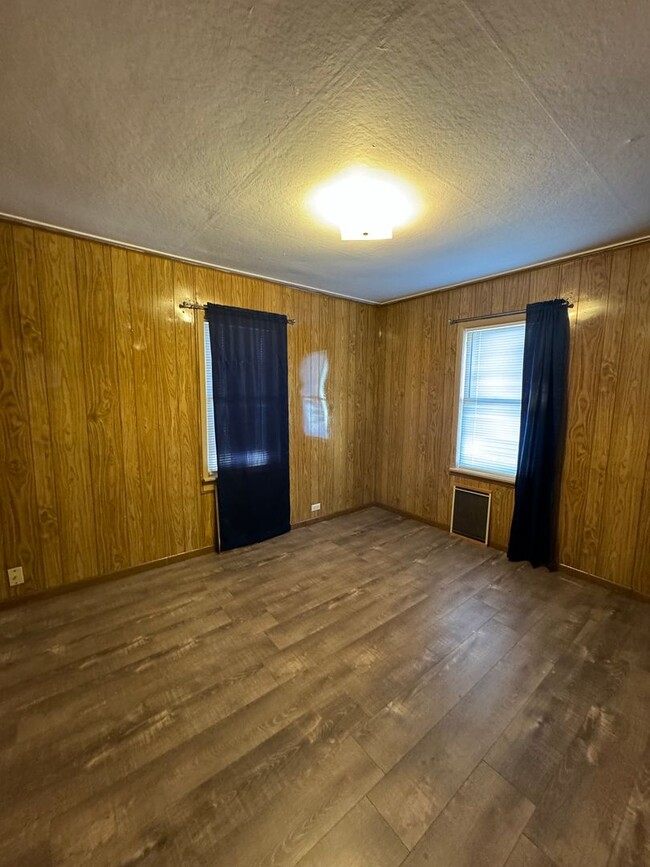 Building Photo - 2 bedroom 1 bath house with large loft and...