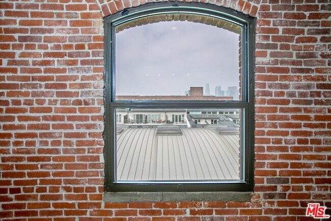 Building Photo - 215 S Santa Fe Ave