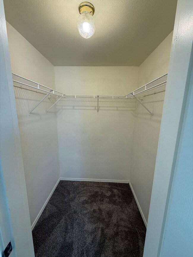 Building Photo - Charming 3 Bedroom 2 Bathroom Home in Quiet Neighborhood!