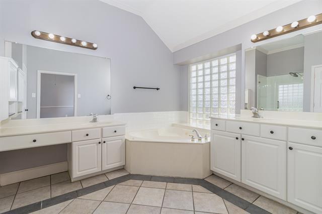 Building Photo - 3925 Oakmont Dr