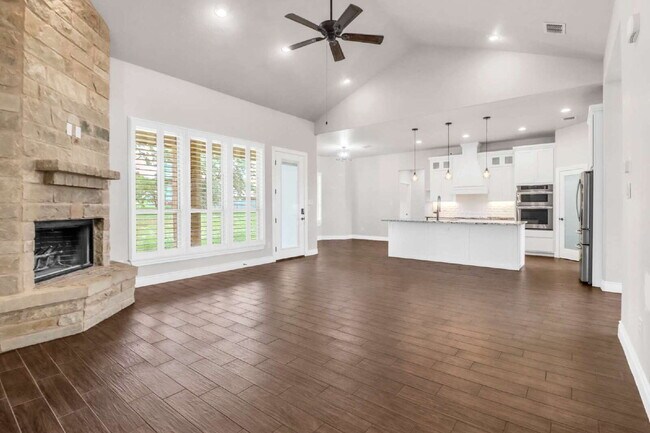 Building Photo - "Charming 4-Bed Oasis with Granite Touches & Cozy Fireplace in Floresville!"