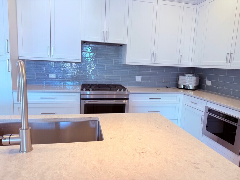 Stainless steel appliances - 2505 W Carmen Ave