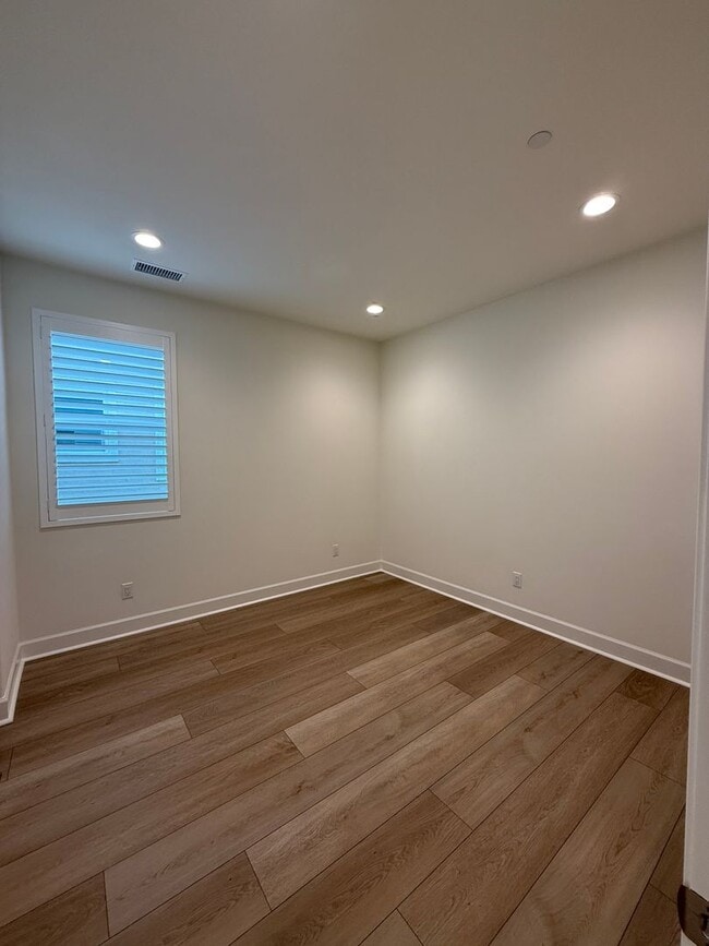 Building Photo - Gorgeous New Build in East Ventura