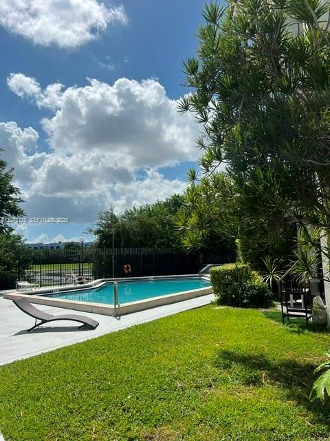 Building Photo - 9682 Fontainebleau Blvd