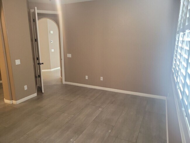 Building Photo - Spacious 3 Bedroom Home with Garage & Soak...