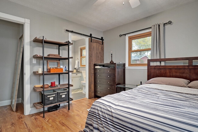 Building Photo - 2422 S Kickapoo Ave