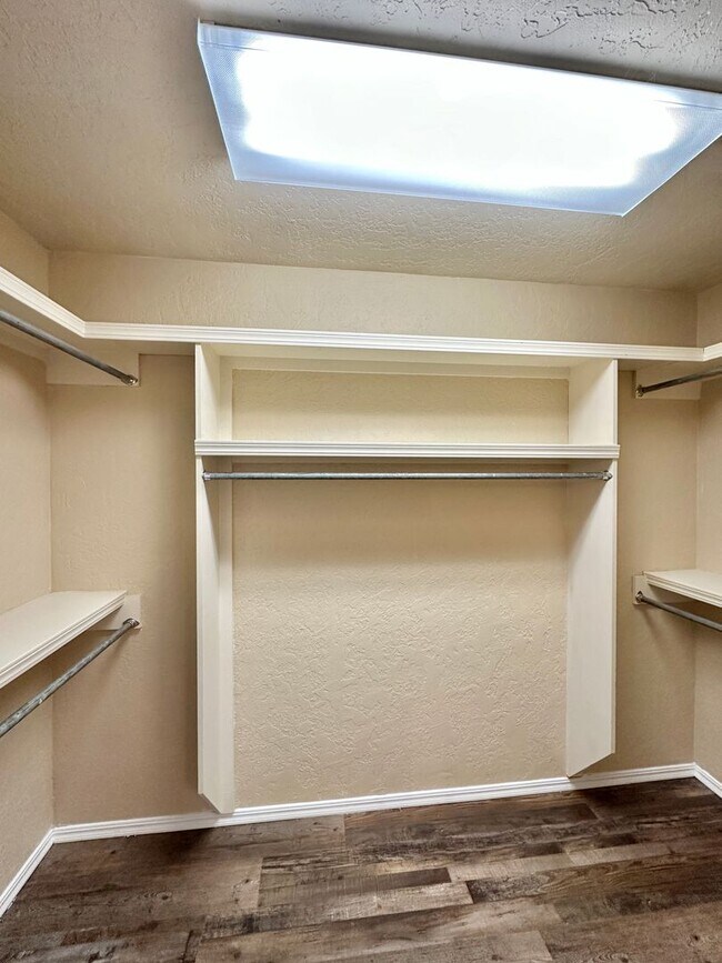 Building Photo - New flooring and paint!