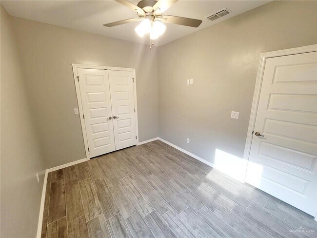 Building Photo - 300 S Retama Ln