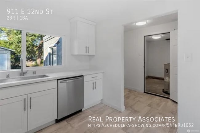 Building Photo - 911 E 52nd St